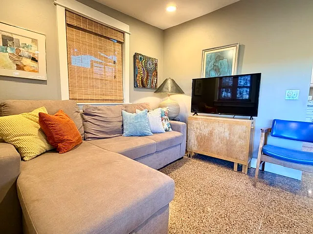2409 Vancouver Ave — Photo 3