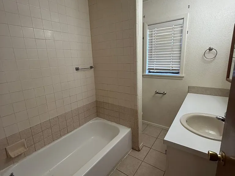 1020 N Oak St — Photo 3