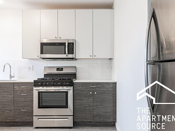 2nd image of 1710 W Glenlake Ave APT 2
