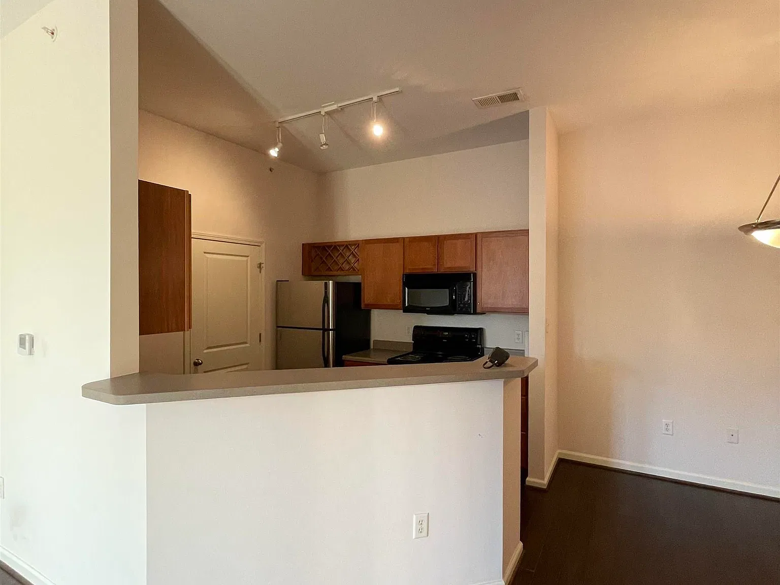 1 bed, 1.0 bath, 900 sqft, $1,850 — Photo 2