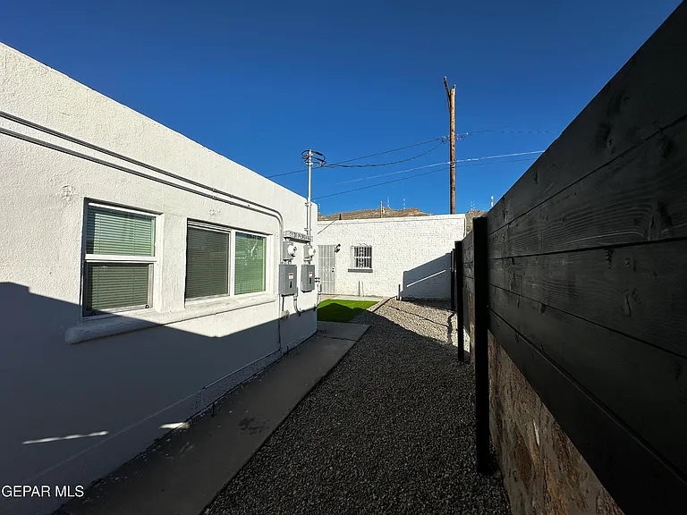 2531 Pershing Dr #A — Photo 2