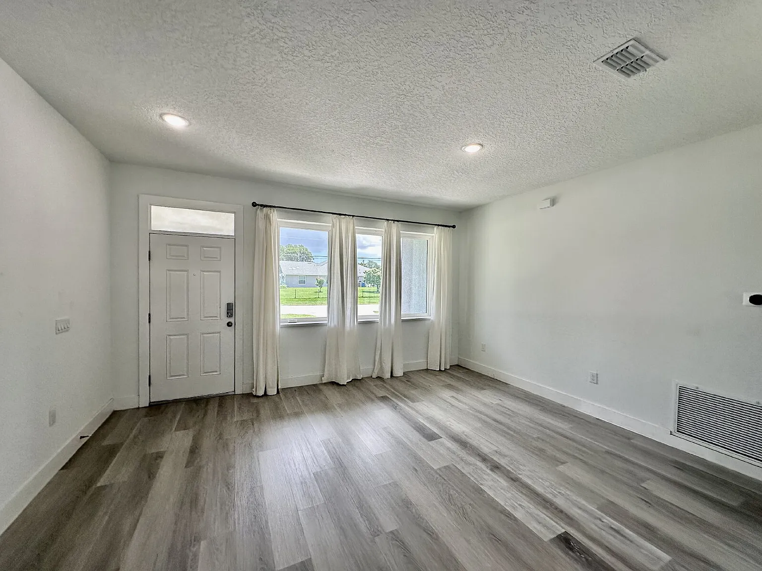 1 bed, 1.0 bath, $1,195 — Photo 3