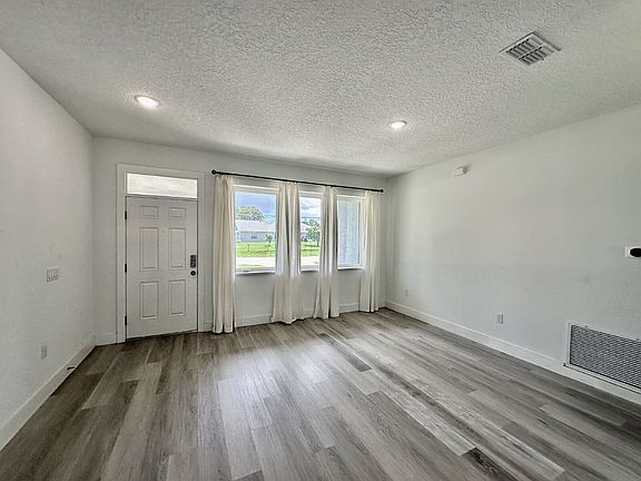 3rd image of 1370 Cogan Dr SE