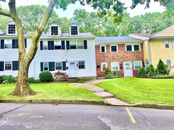716 Towne House #716, Hauppauge, NY 11749