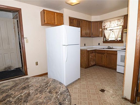 4th image of 1104 Park St