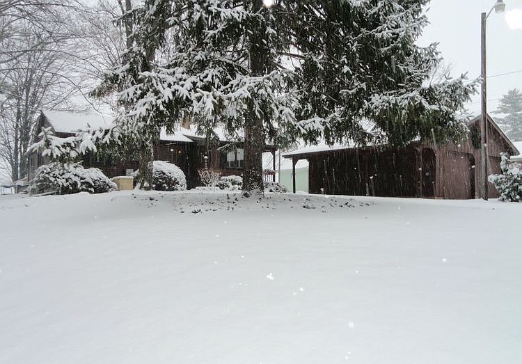 1st image of 3300 N Lakeside Dr