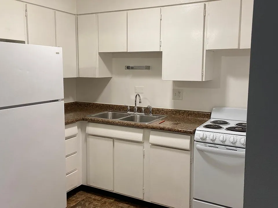 1040 Chicago Ave #108