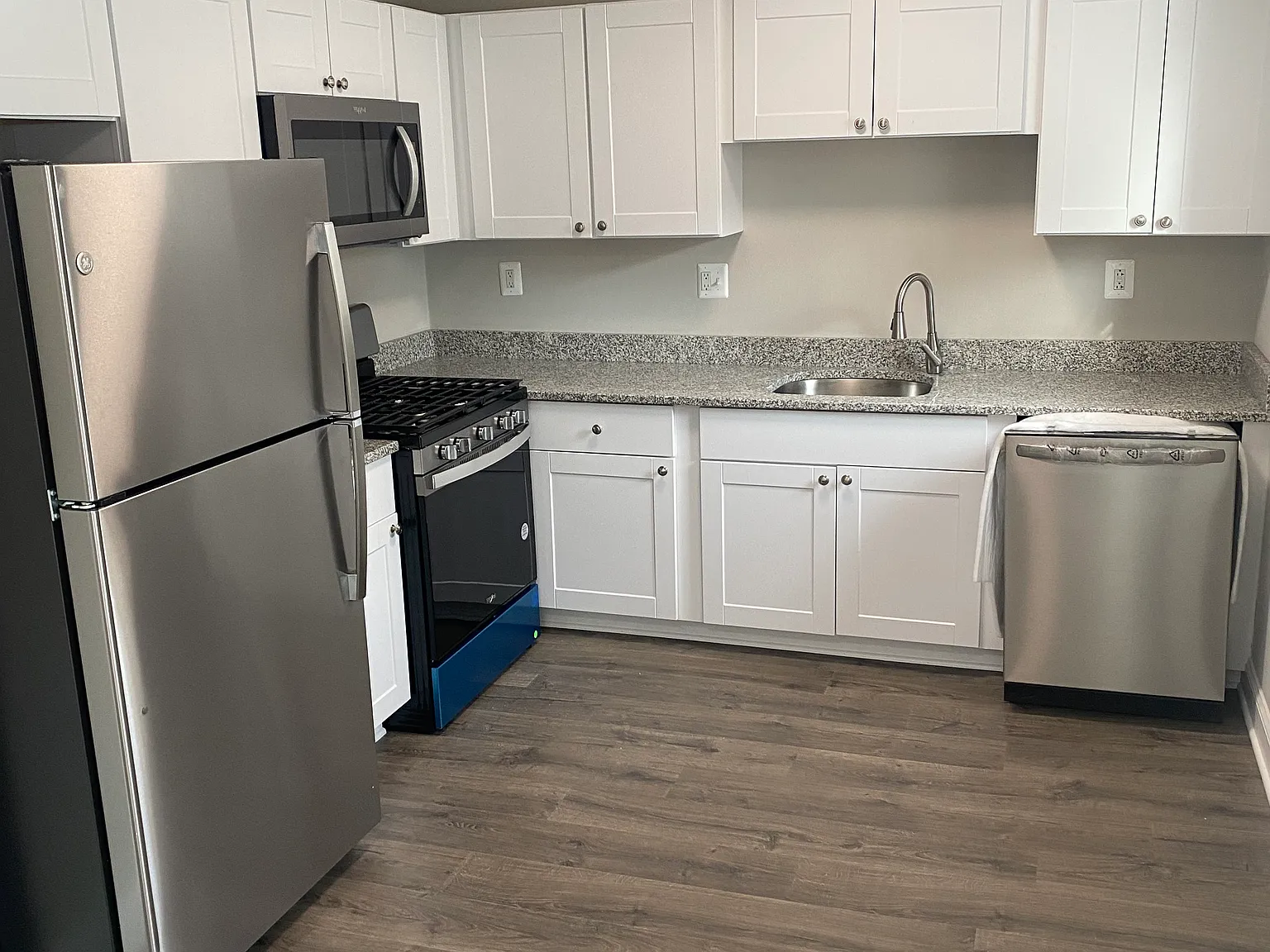 2 bed, 1.5 bath, 1080 sqft, $2,400 — Photo 3