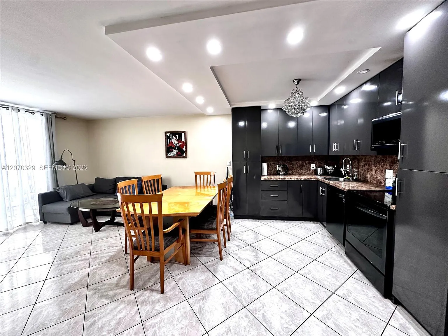 Imperial Towers Condo — Photo 4
