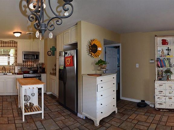 5th image of 902 W Cornelia Ave