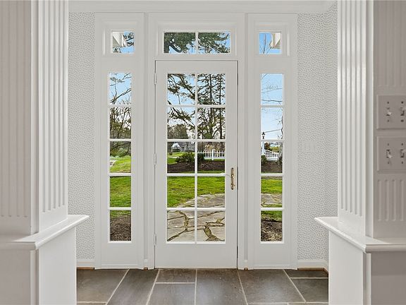 5th image of 40 Oak Spring Dr