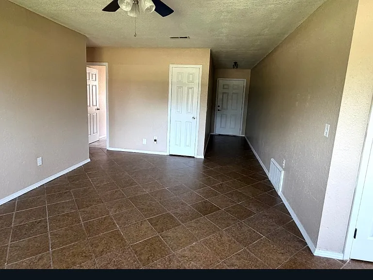 601 W 26th St S — Photo 18