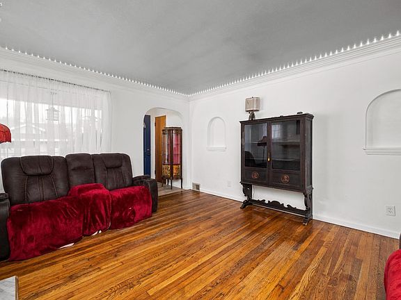5th image of 3047 Caroline Ave