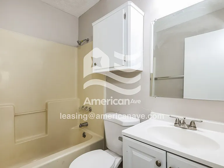 1979168_010_main_bathroom_13773529.jpg