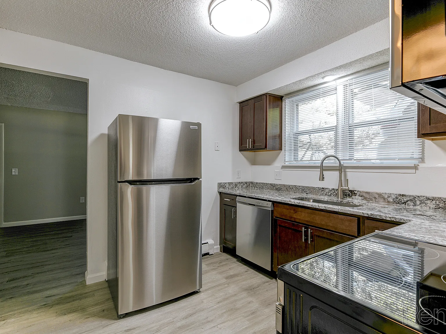 Shoreline Place Apartments — Photo 2