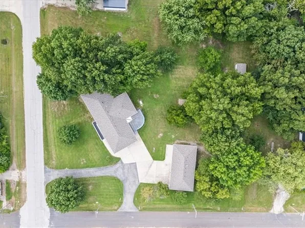 609 Main St, East Lynne, MO 64743