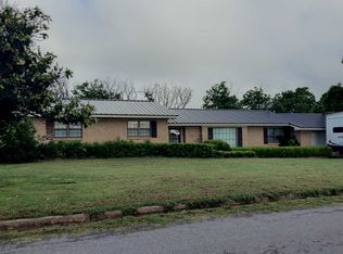 1011 Wall St, Frederick, OK 73542