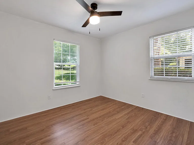1112 Missionwood Ln — Photo 17