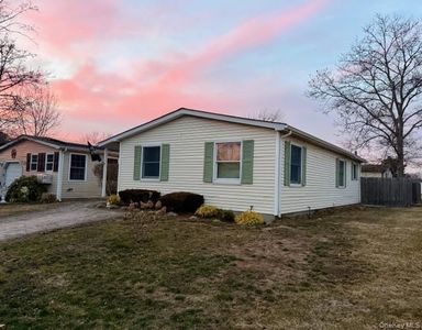 42 Village Circle S, Manorville, NY, 11949