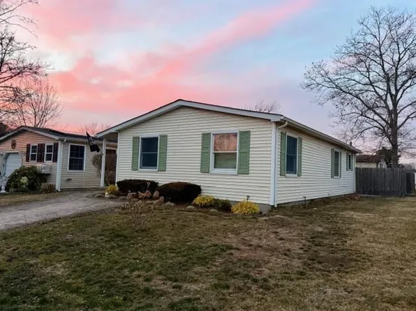 42 Village Circle S, Manorville, NY 11949