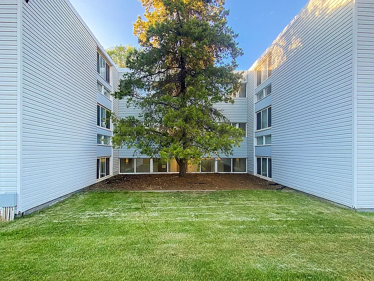 28 Garden Cres — Photo 4