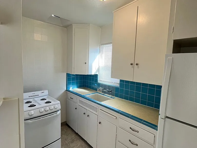 807 Jamaica Ct — Photo 5