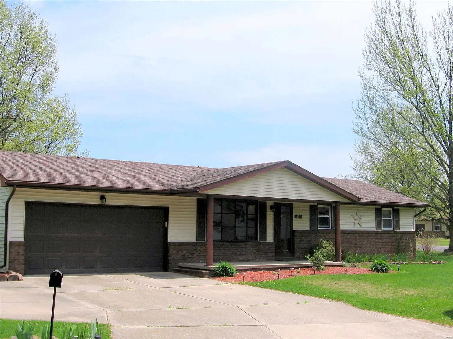 825 Briarwood Dr photo 1