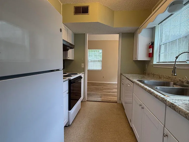 3004 Cedarwood Village Ln — Photo 8