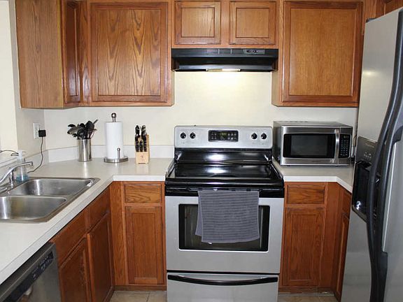3rd image of 302 E Victoria Cir