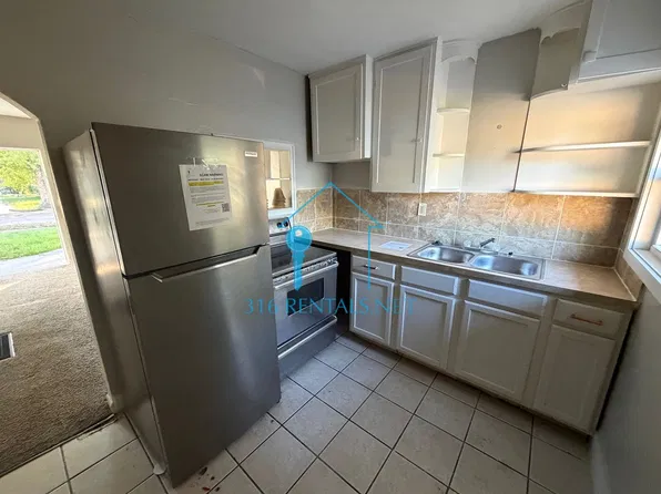 $895- 2 bedroom / 1 bathroom - Duplex, 1815 N Woodland Ave, Wichita, KS 67203