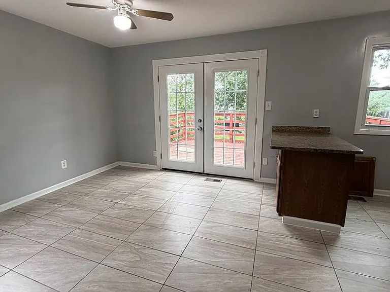 556 Burlington Ct — Photo 7