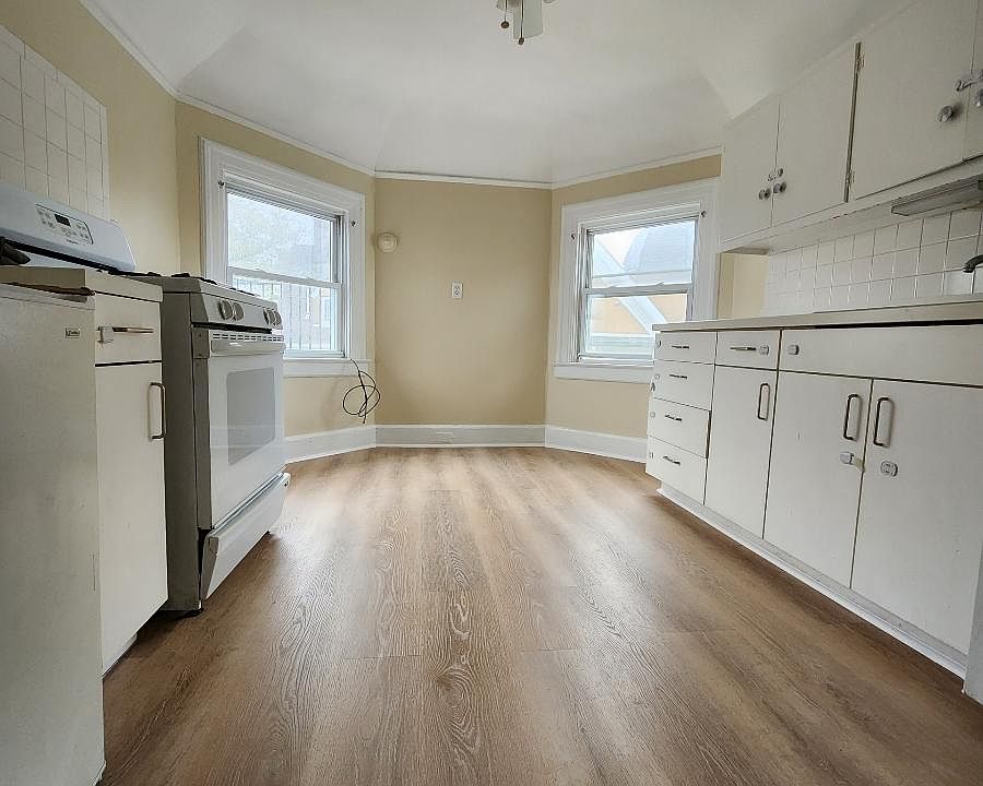 1st image of 117 Summit Ave Floor 3