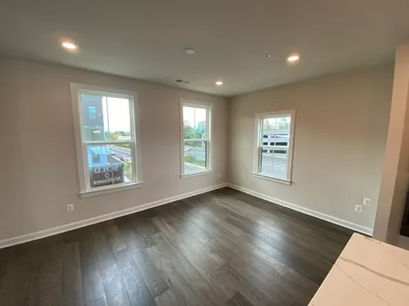 2233 Woodland Gap Ter, Herndon, VA 20171