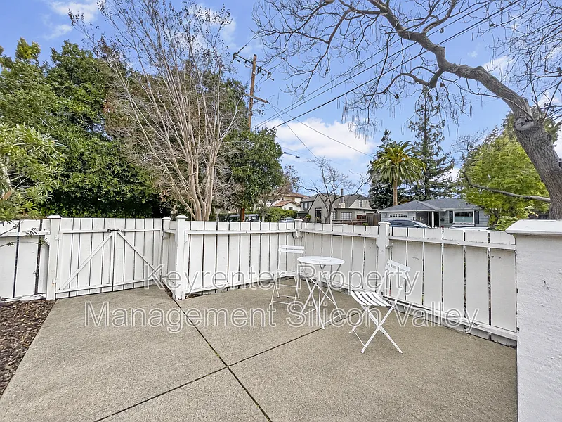 2 bed, 1.5 bath, 992 sqft, $5,695 — Photo 2