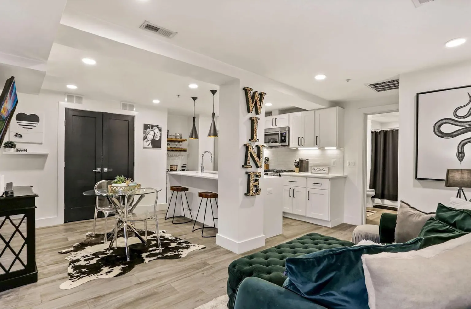 2 bed, 2.0 bath, 820 sqft, $2,700 — Photo 2