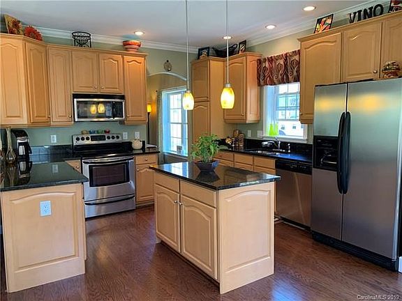 Open kitchen, great for entertaining features stainless steel appliances and granite