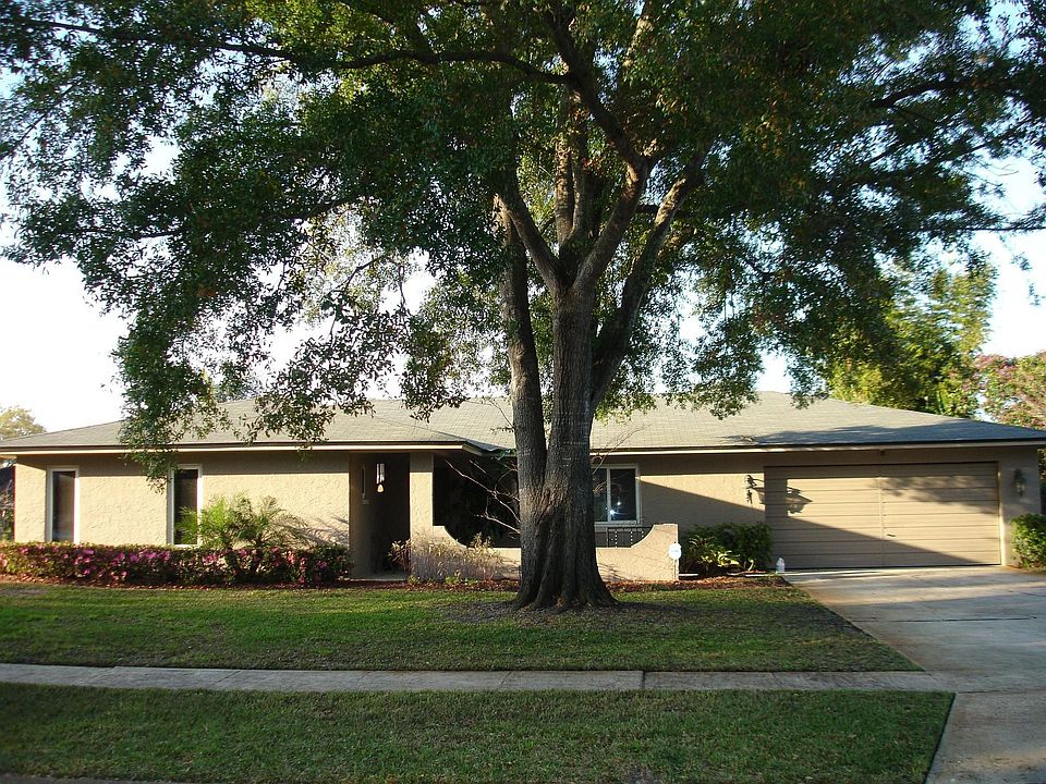 Oak lined cul-de-sac