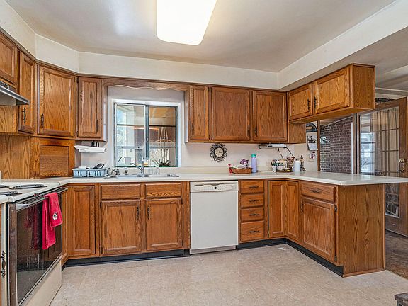 4th image of 20211 Collier Ave