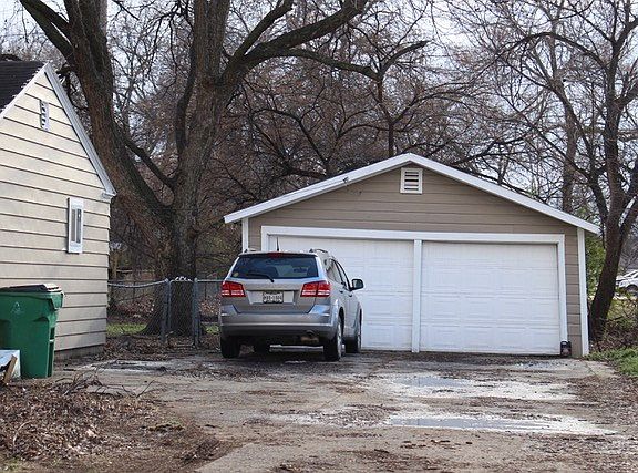 2nd image of 524 Rosewood St