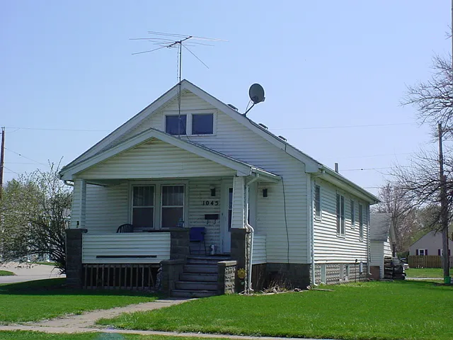 1045 E 10th St