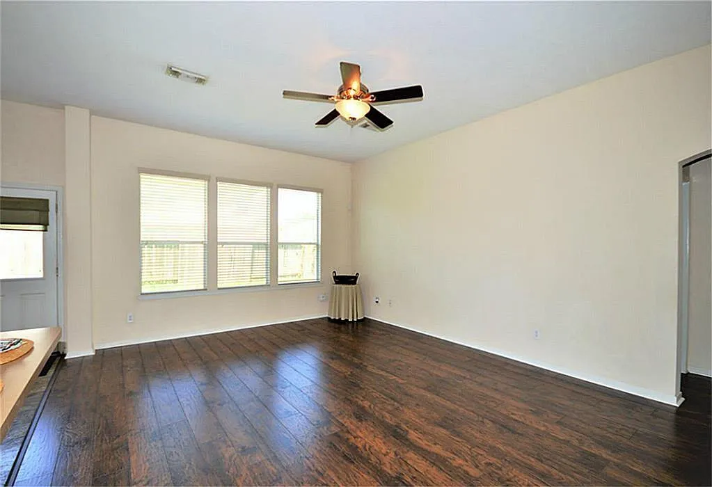 3 bed, 2.0 bath, 1700 sqft, $2,200 — Photo 3