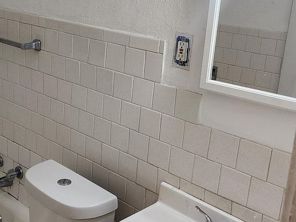 3rd image of 5509 Beacon Ave