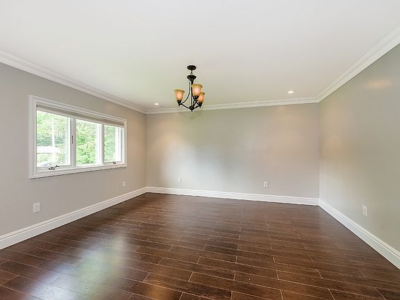 4th image of 8 Rooney Ct
