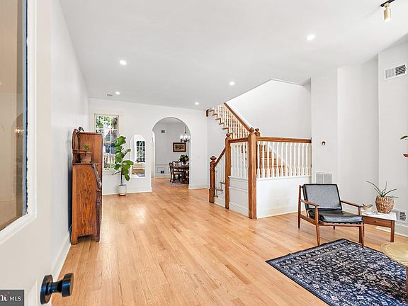 3rd image of 427 10th St NE