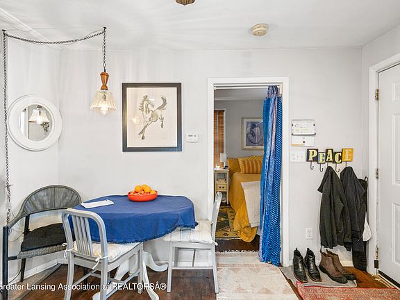 5th image of 530 Leslie St