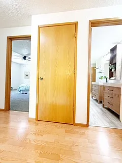 450 NE Riverhill Dr — Photo 27