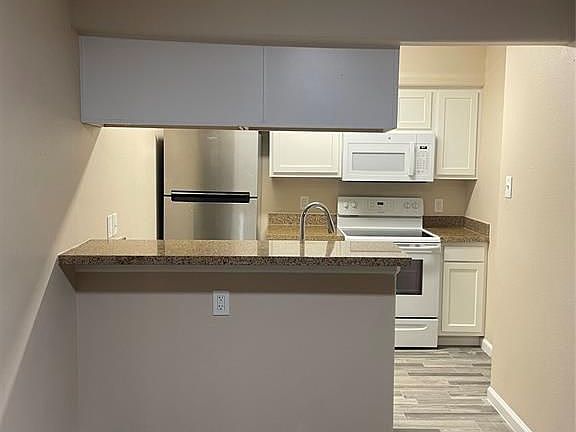 4th image of 17401 Red Oak Dr APT 101