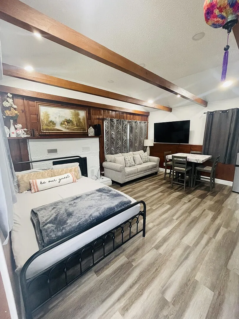 Delightful loft studio in Garden Grove — Photo 1