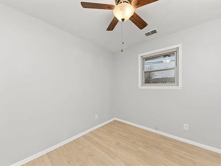 11 Lawndale Ave — Photo 7