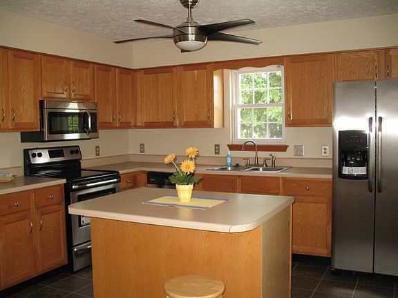 kitchen w/island and appl